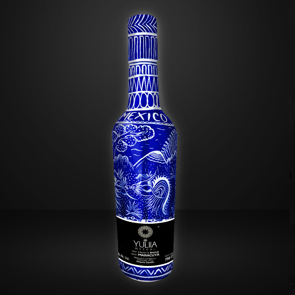 YULIA LICOR A BASE DE MEZCAL SABOR MARACUYÁ (A MANO) - Distribuidora Qualite